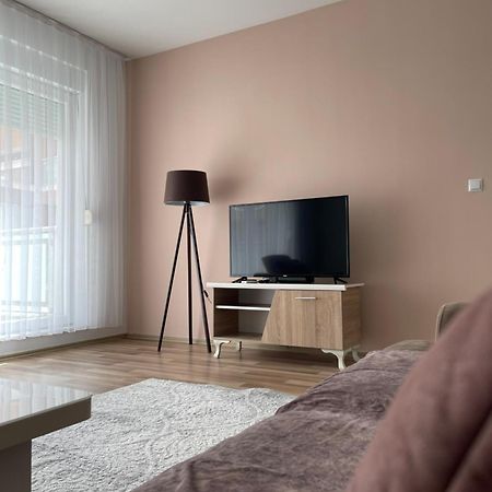 Entire Apartment - Near The Center Pristina Exterior foto
